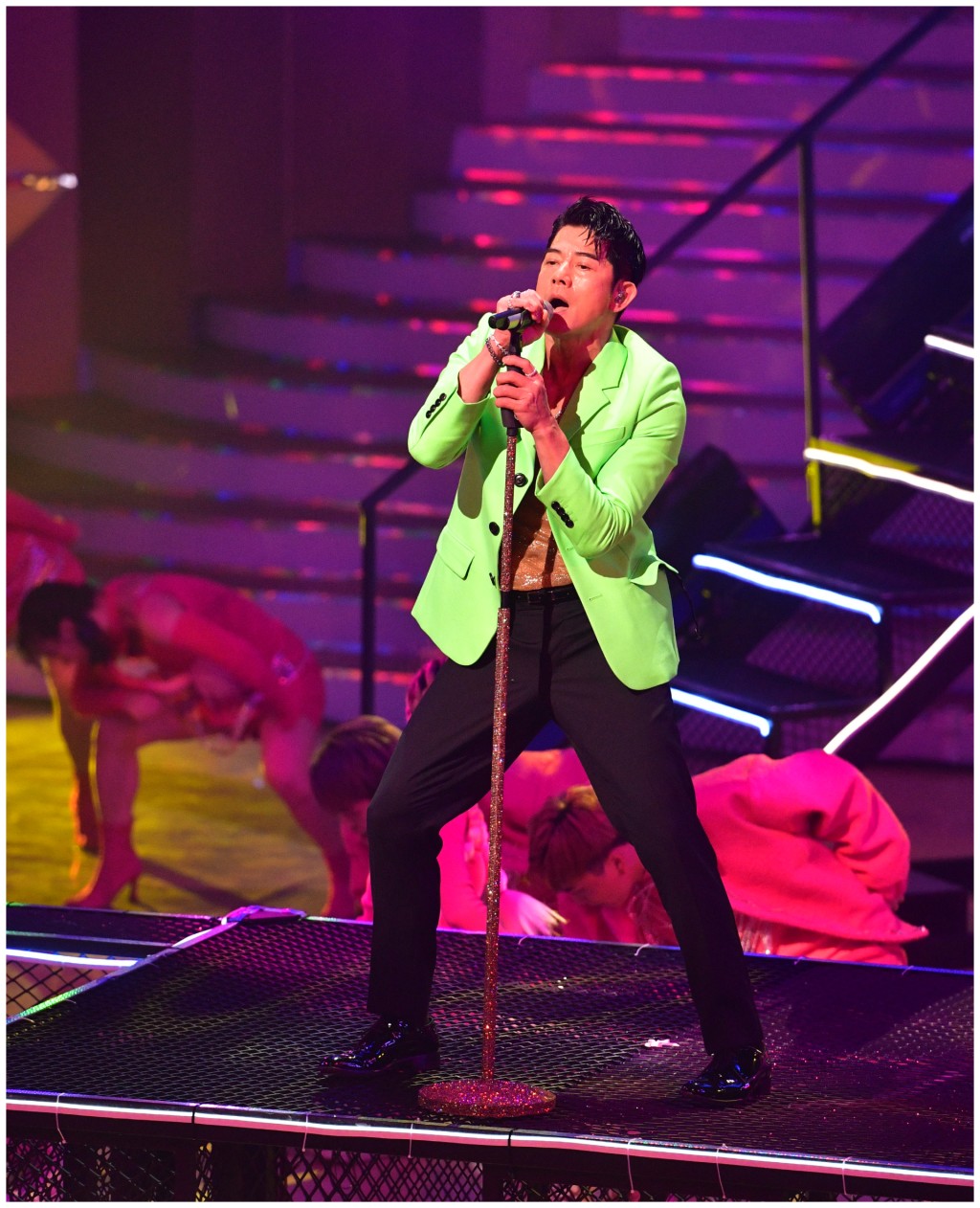 郭富城連唱多首金曲毫不喘氣。